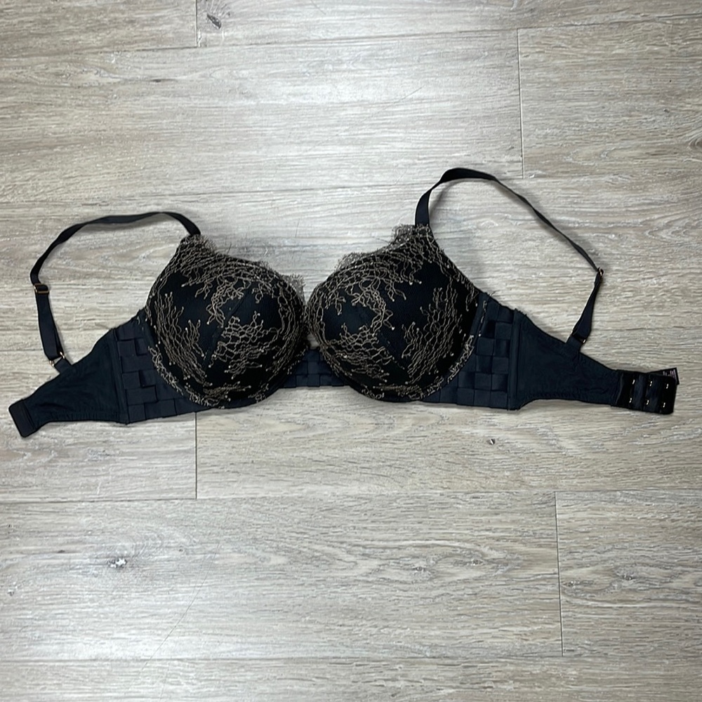 Victoria’s Secret Very Sexy push-up/Pigeonnant Lace Bra Size 34D